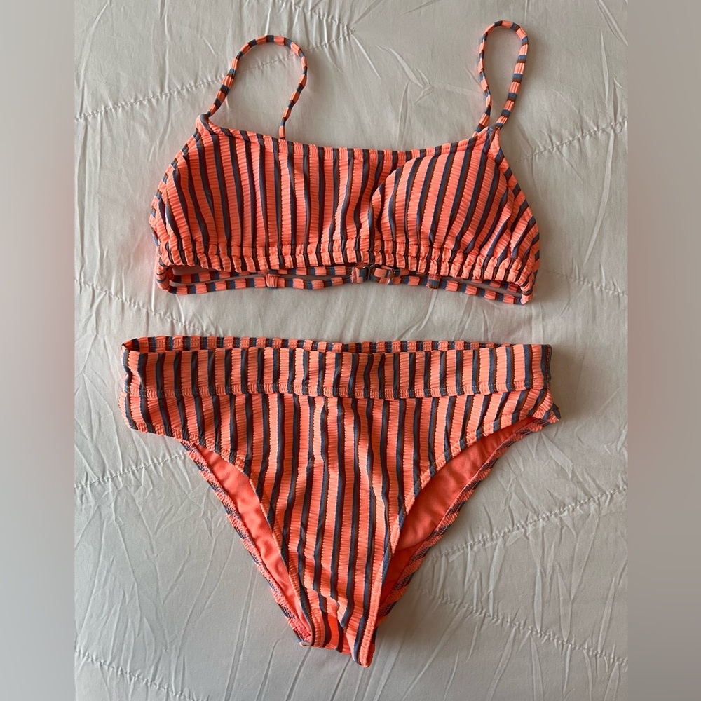 Billabong size M ribbed swim suit